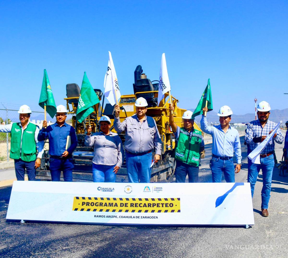 $!Autoridades municipales y vecinos del sector participaron en el arranque de esta importante intervención urbana.