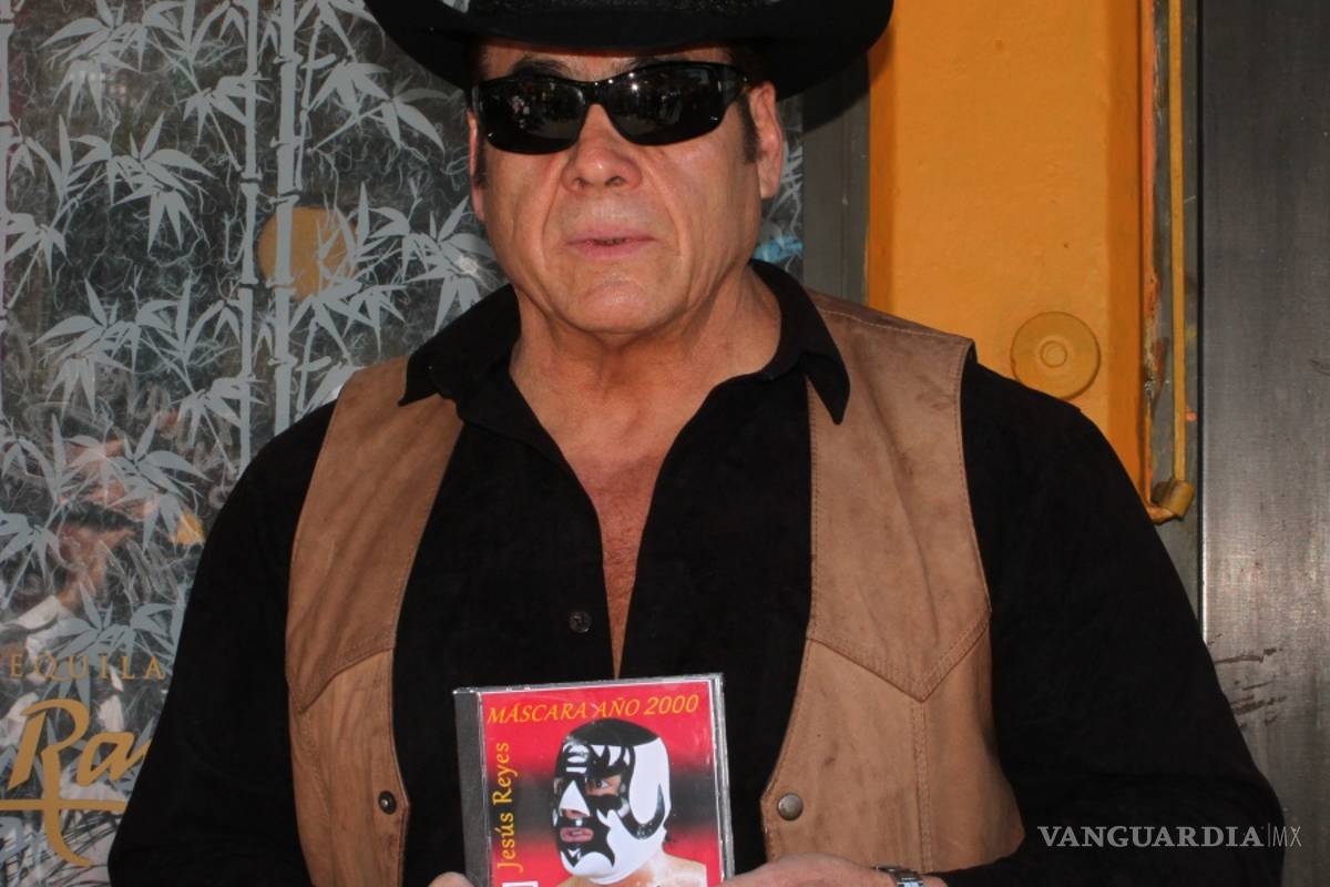 Mascara Año 2000 se lanza como cantante de ranchero