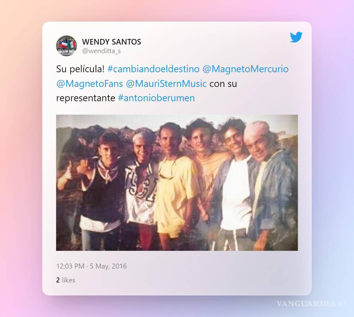 $!Toño Berumen al centro, con camiseta amarilla, junto a los integrantes de Magneto durante la grabación de su película.