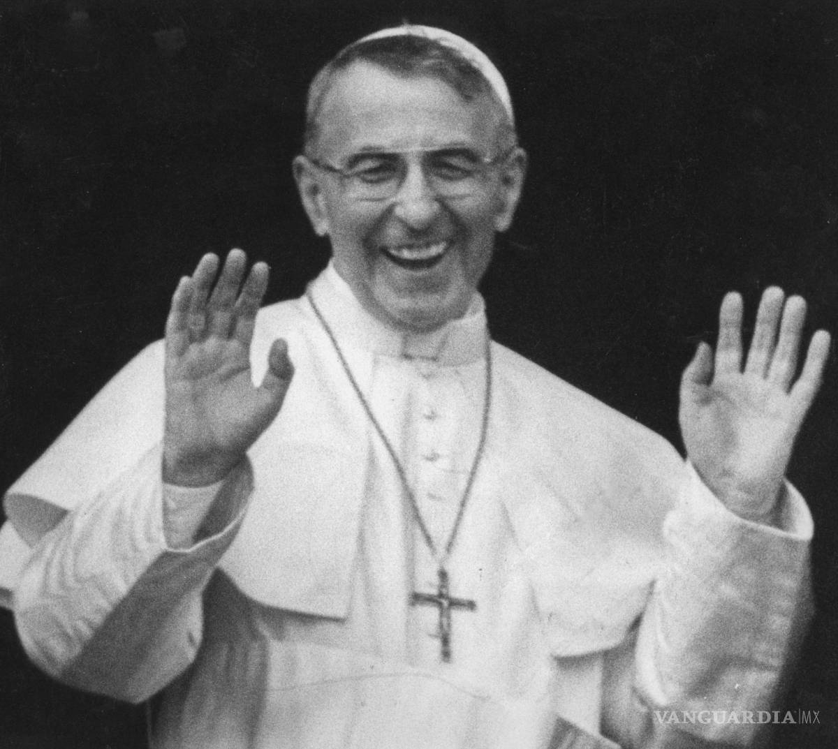 $!El papa Juan Pablo I, conocido por su permanente sonrisa, fotografiado en la Basílica de San Pedro.