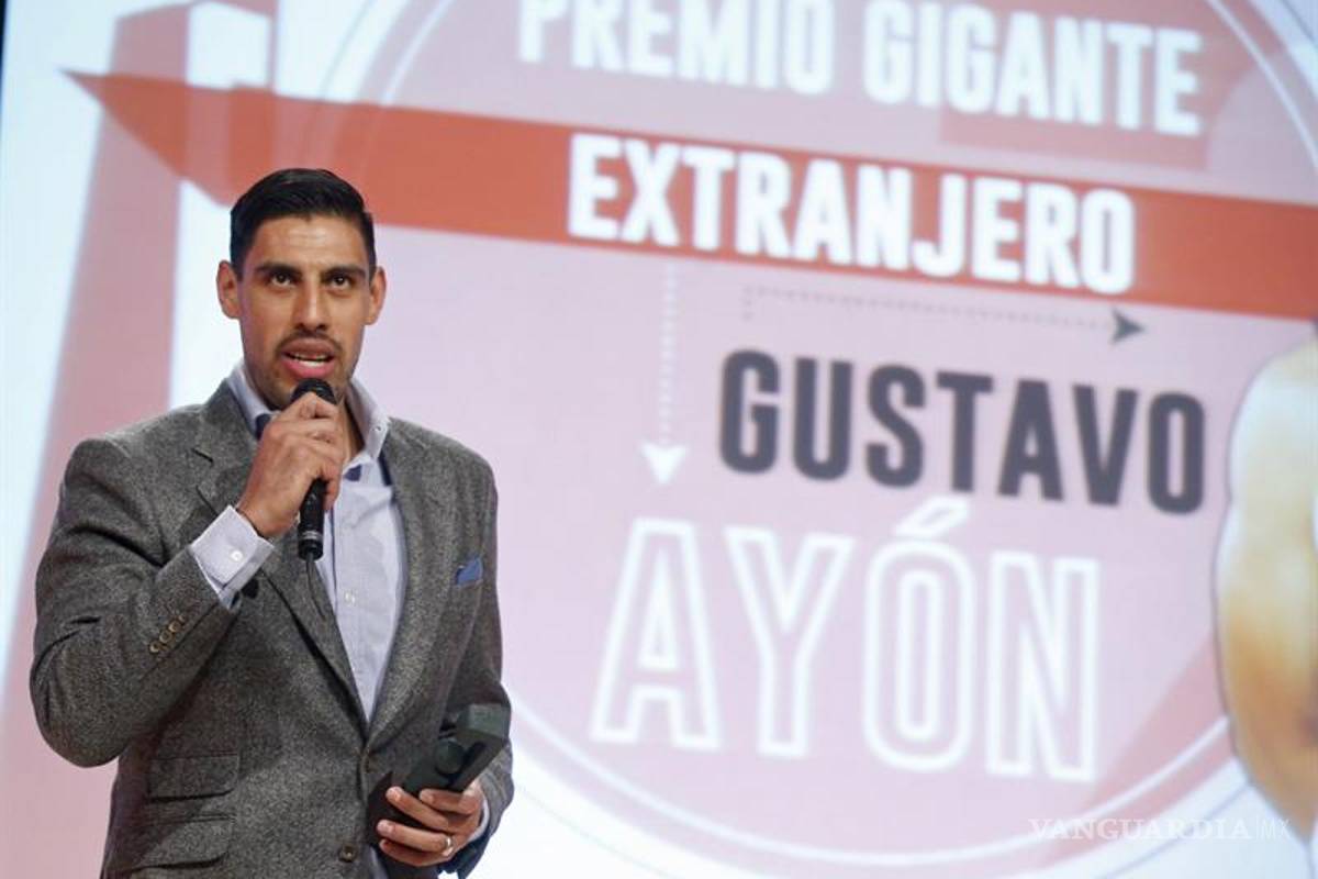 Gustavo Ayón la 'clava' en España y recibe el premio al mejor extranjero