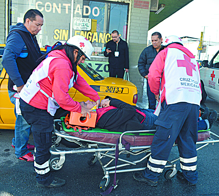 Chocan taxis y pasajera queda herida