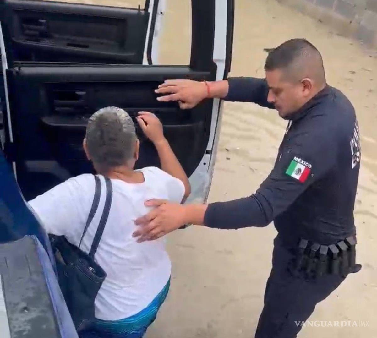 $!Los cuerpos de seguridad apoyaron a automovilistas y regularon la circulación en puntos con afectaciones por inundaciones.