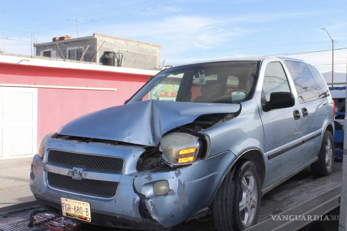 Madre pierde el control de su vehículo y choca contra ‘tiendita’ en Saltillo