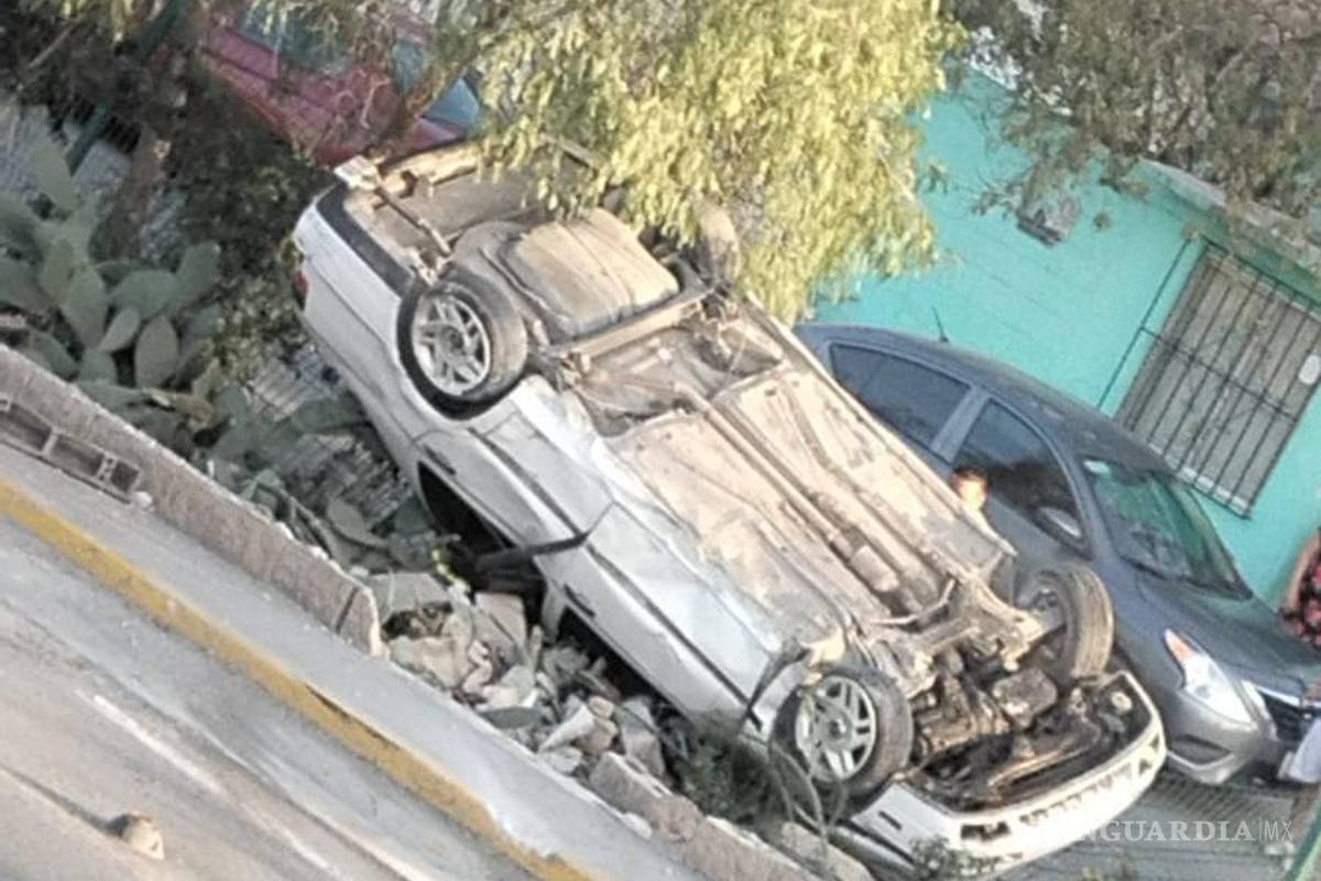Jóvenes pierden el control y vuelcan sobre jardinera, en Saltillo