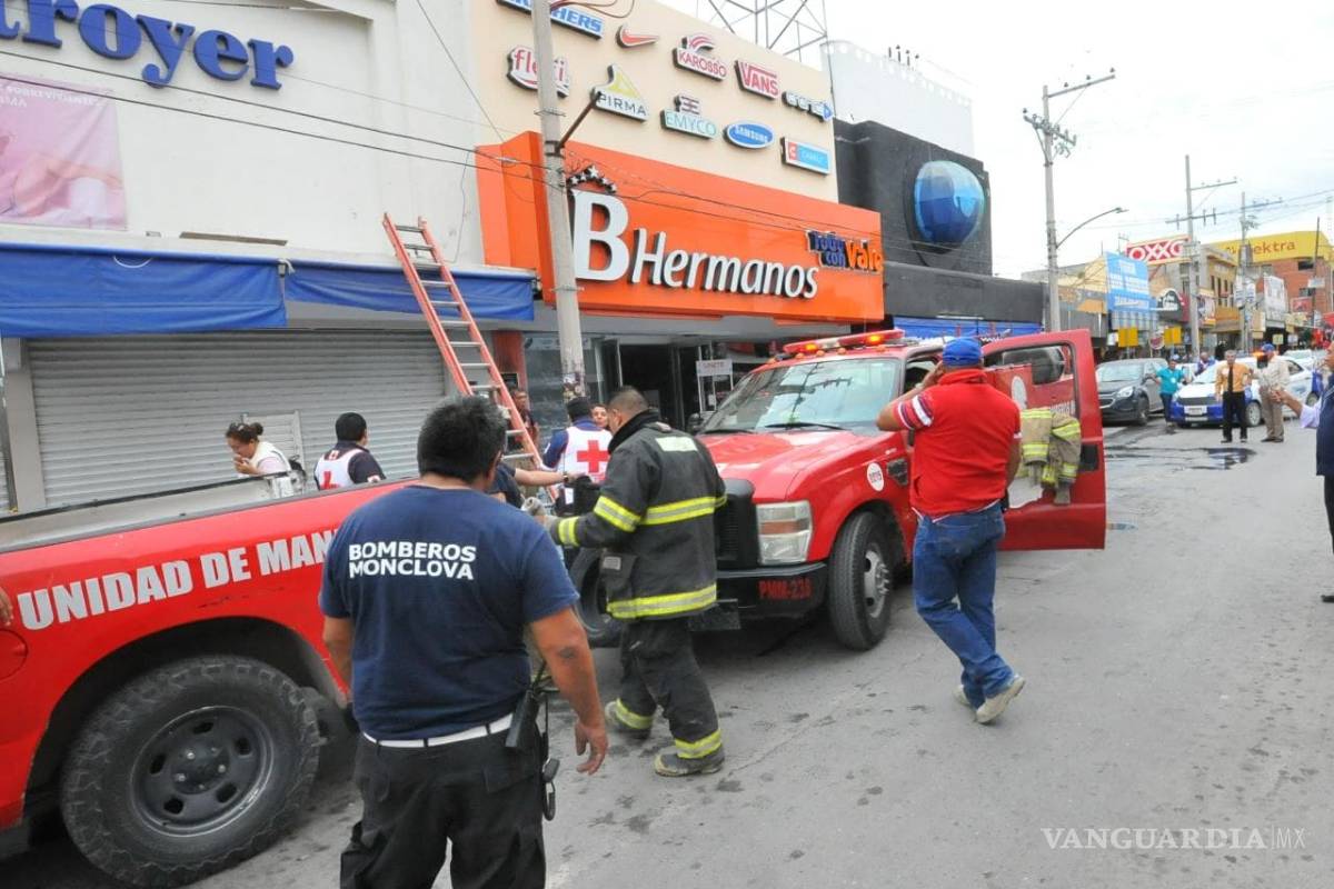 Bomberos atienden incendio en zapatería de Monclova