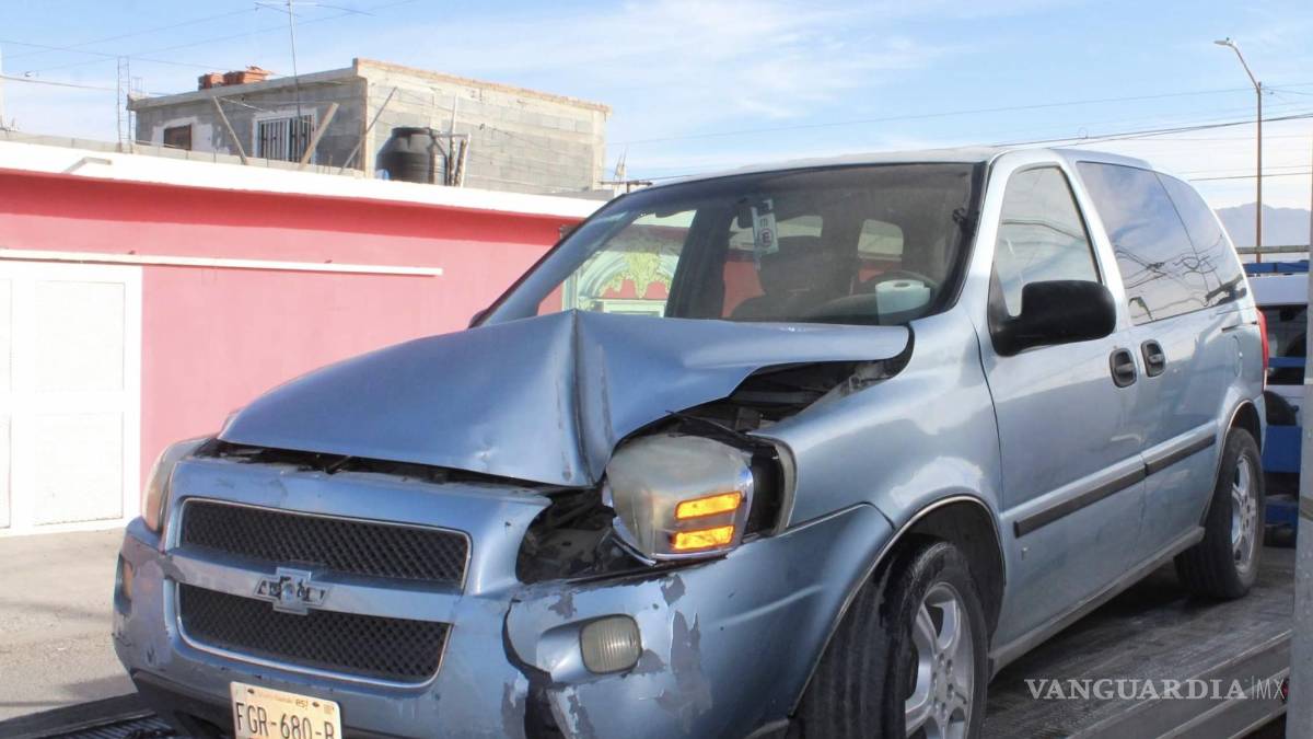 Madre pierde el control de su vehículo y choca contra ‘tiendita’ en Saltillo