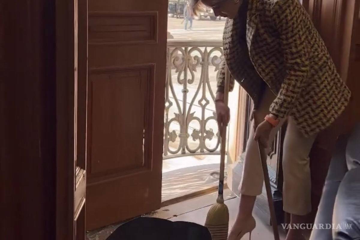 Mariana Rodríguez asea Palacio de Gobierno de NL; limpia destrozos de feministas