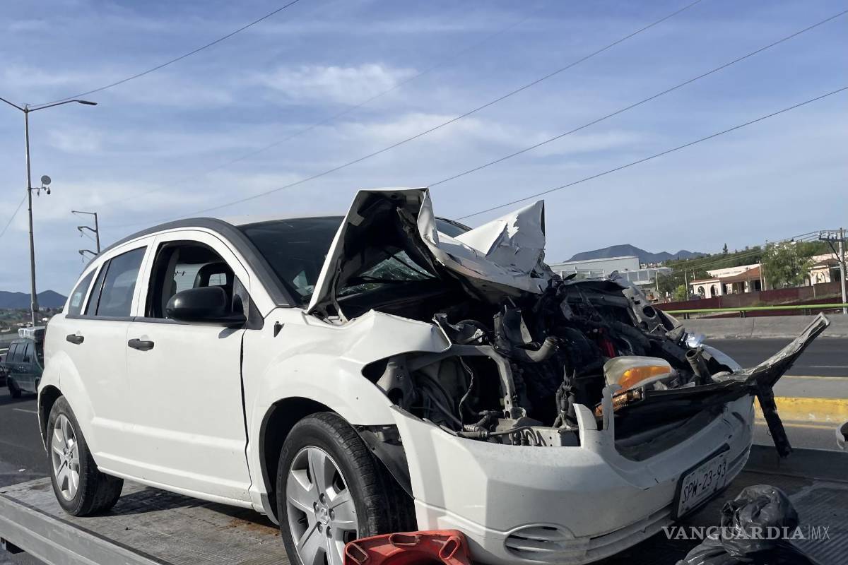 Jóvenes en estado de ebriedad chocan contra camión de redilas, en Saltillo