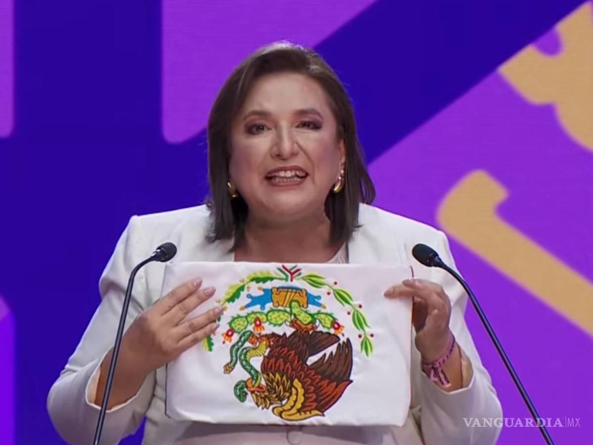 $!Gálvez causó polémica al mostrar la bandera de cabeza; en redes señaló que es una forma de protestar por la situación que priva en el país.