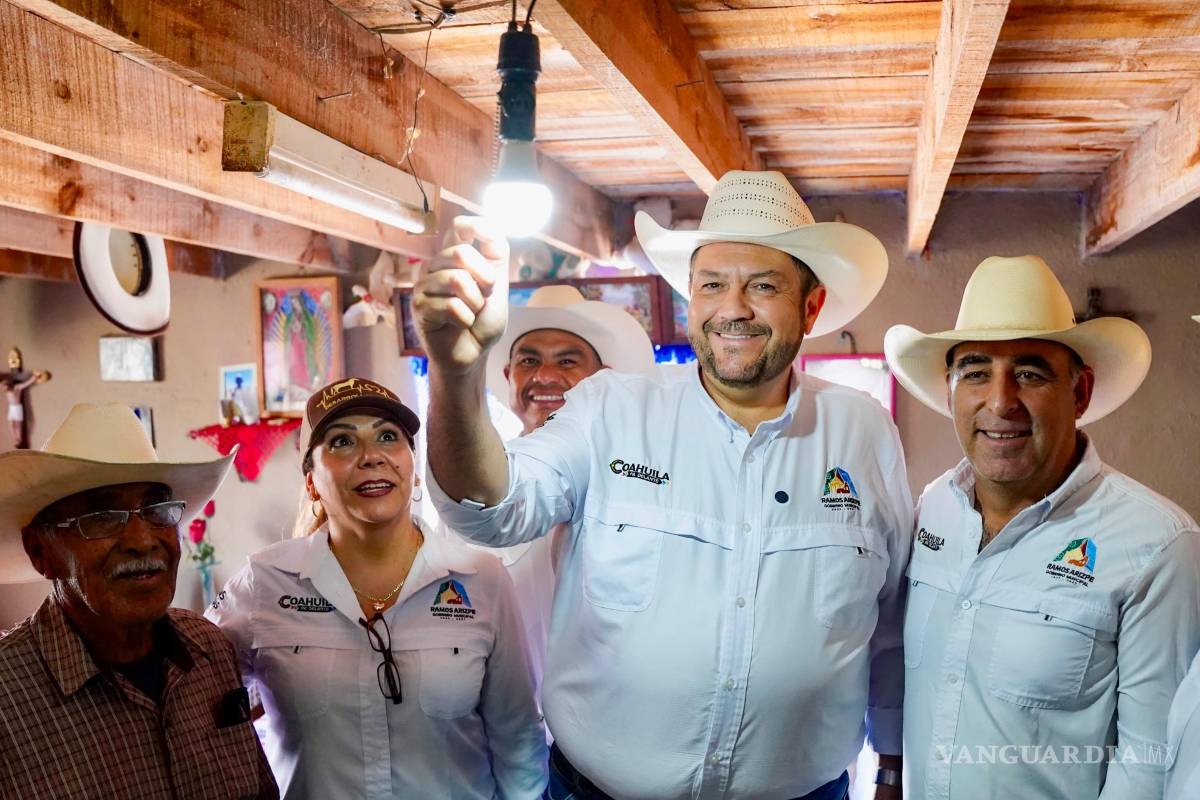 Alcalde entrega baterías solares a familias de Ramos Arizpe