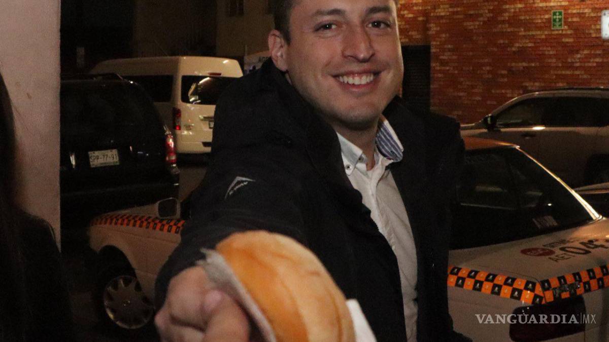 Acude Colosio Rojas a hospitales con familiares de enfermos para brindar alimentos