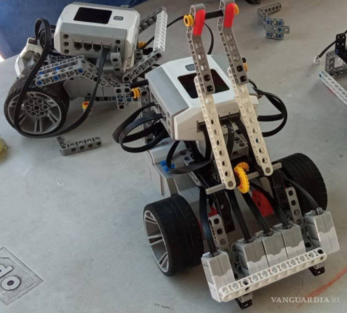 $!Las figuras de lego son herramientas en los talleres de robótica.