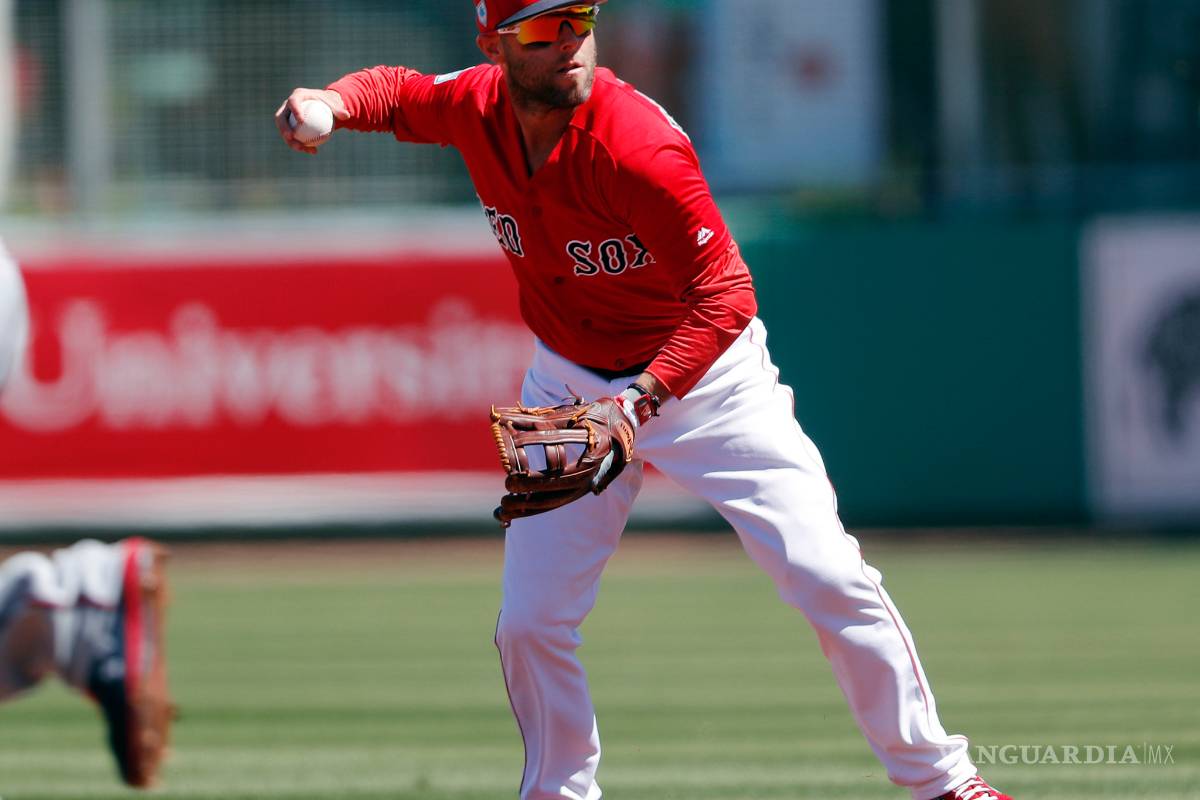 Tras 10 meses fuera, Dustin Pedroia regresa al diamante