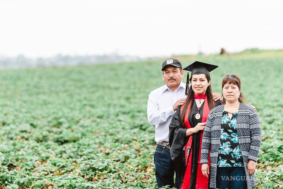 Hija de migrantes celebra su graduación en el campo donde trabajan sus padres en EU