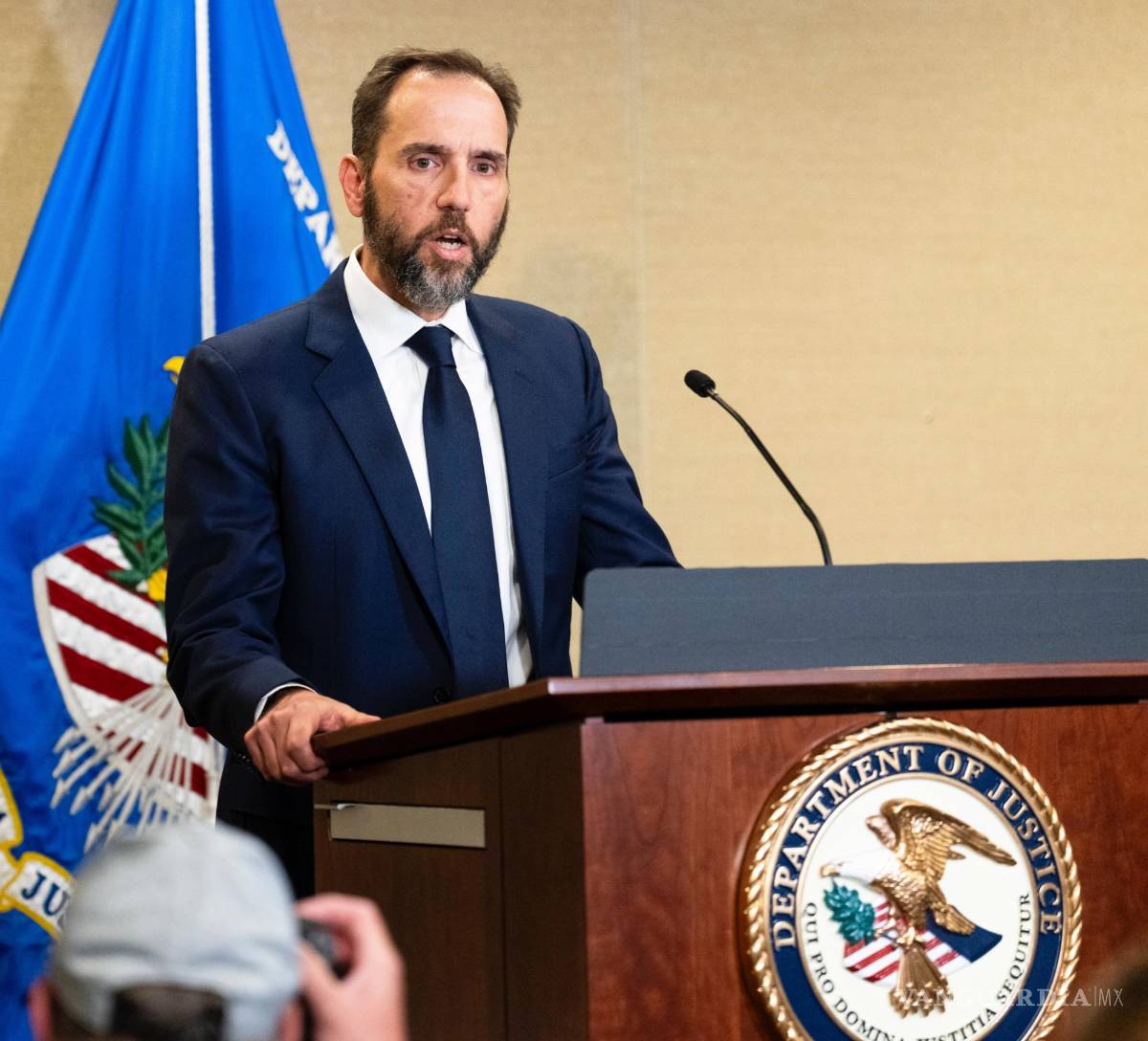 $!El abogado especial Jack Smith realiza una conferencia de prensa para anunciar una acusación contra el expresidente Donald Trump en Washington.