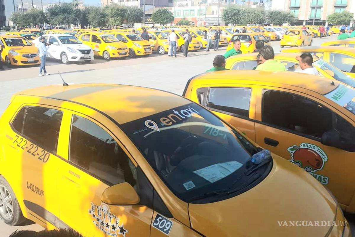 Taxistas protestan en Torreón contra UBER
