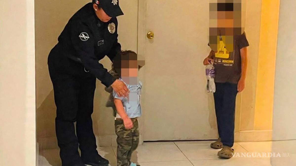 Mujer abandona a sus hijos de 3 y 10 años en estacionamiento de Monterrey