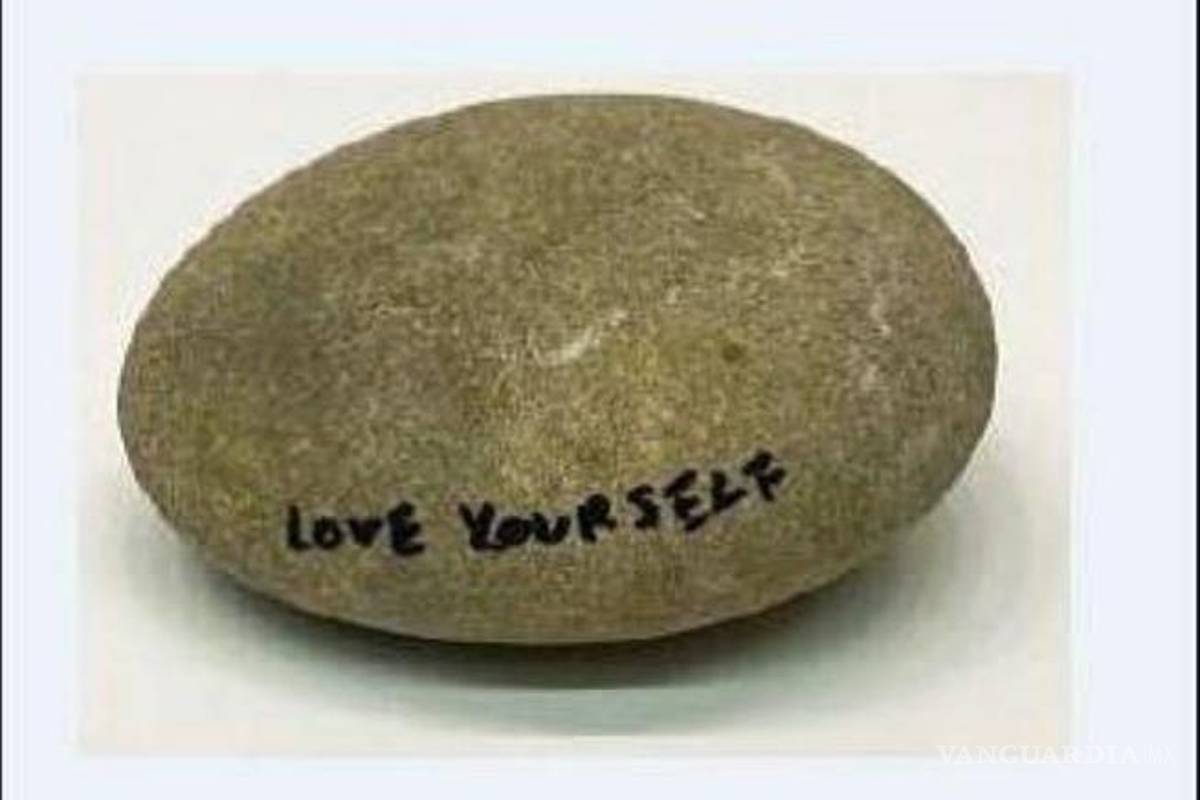 Roban piedra de Yoko Ono valuada en 17,500 dólares