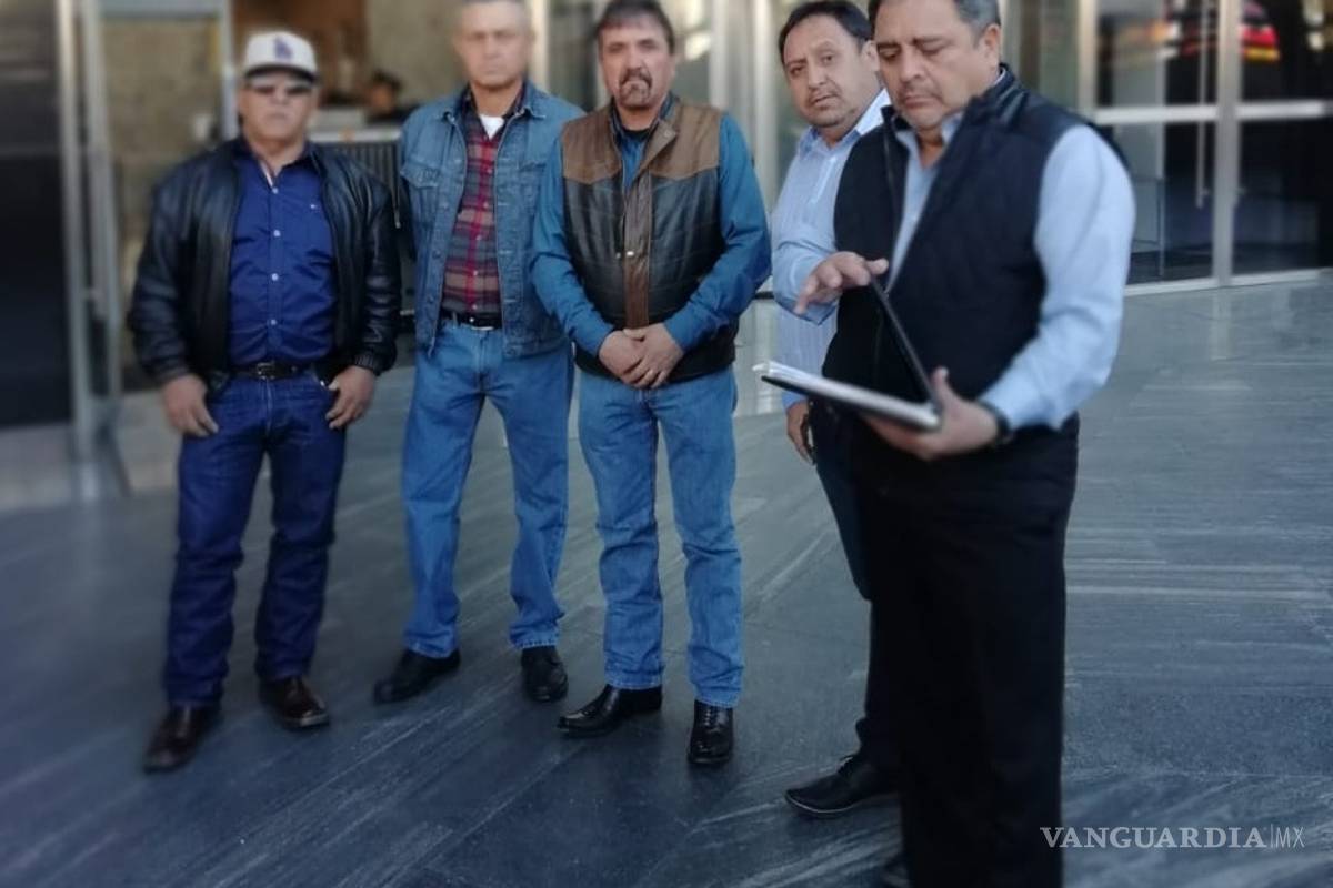 Denuncian mineros a Napoleón Gómez Urrutia