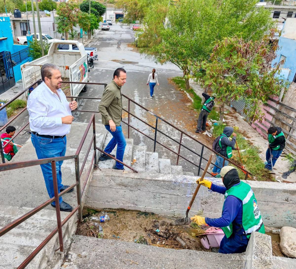 $!Cuadrillas municipales retiran basura, hierba y otros materiales que pueden obstruir el flujo del agua en canales y cauces de la ciudad.