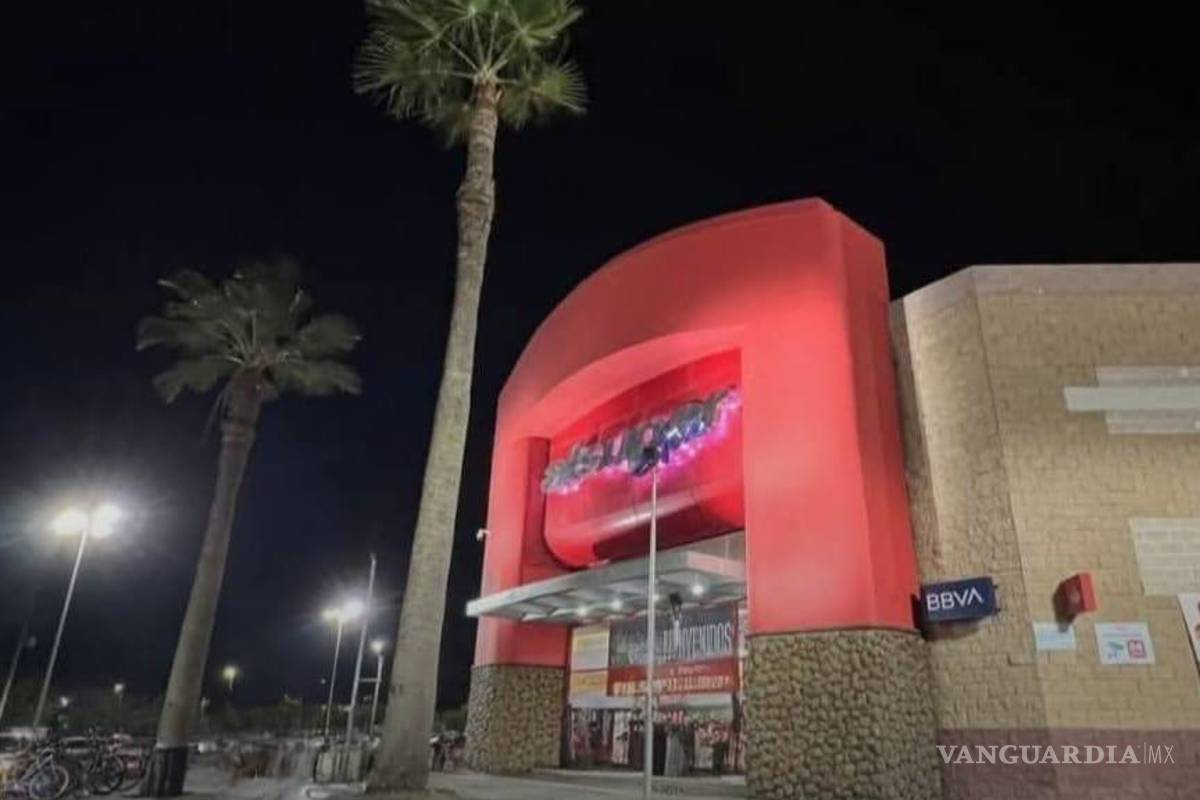 $!Cuerpos de emergencia acudieron al cruce de avenida Hidalgo y Leandro Valle tras el reporte al 911.