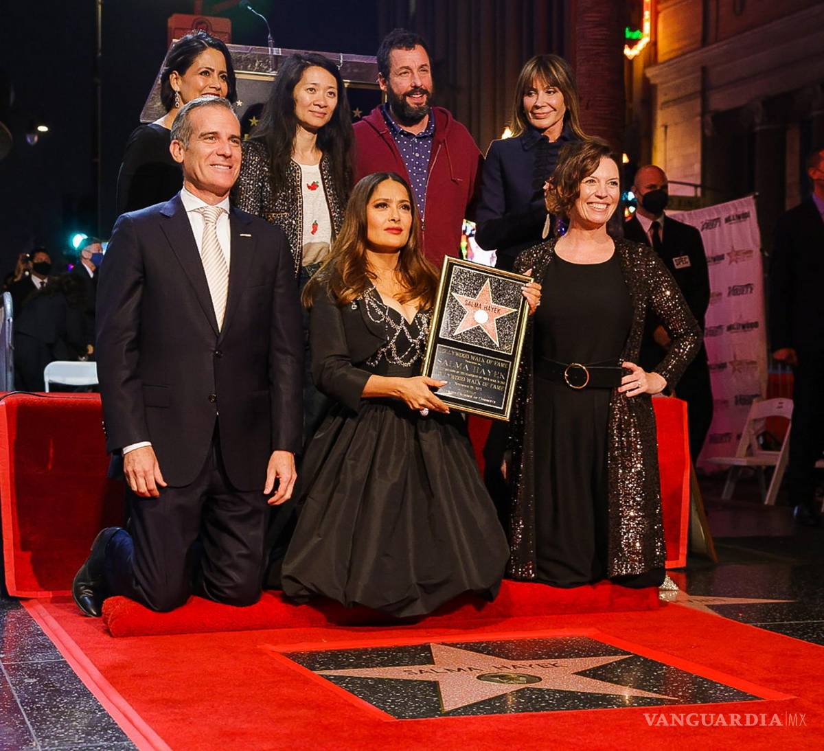 $!Eric Garcetti, Chloe Zhao, Adam Sandler y sus amigos ven cómo la actriz Salma Hayek (c) recibe su estrella en el Paseo de la Fama de Hollywood en Hollywood (EU). EFE/Phillip Kim