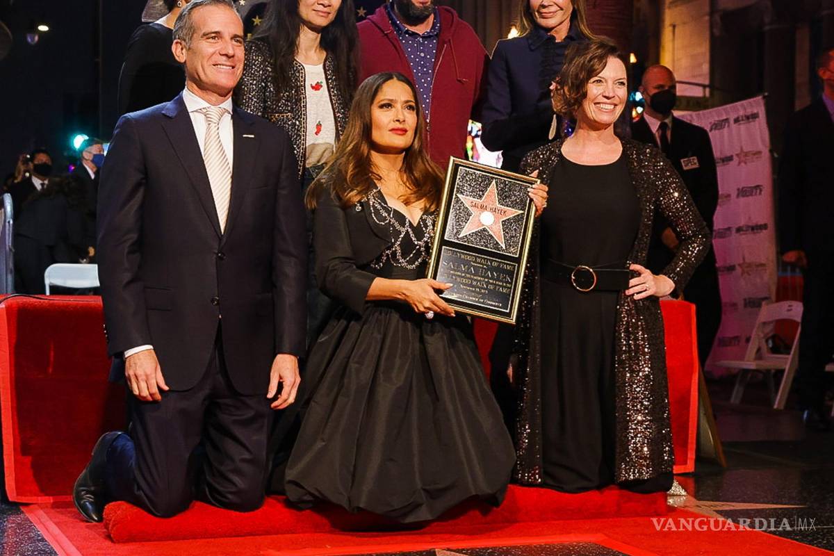 $!Eric Garcetti, Chloe Zhao, Adam Sandler y sus amigos ven cómo la actriz Salma Hayek (c) recibe su estrella en el Paseo de la Fama de Hollywood en Hollywood (EU). EFE/Phillip Kim