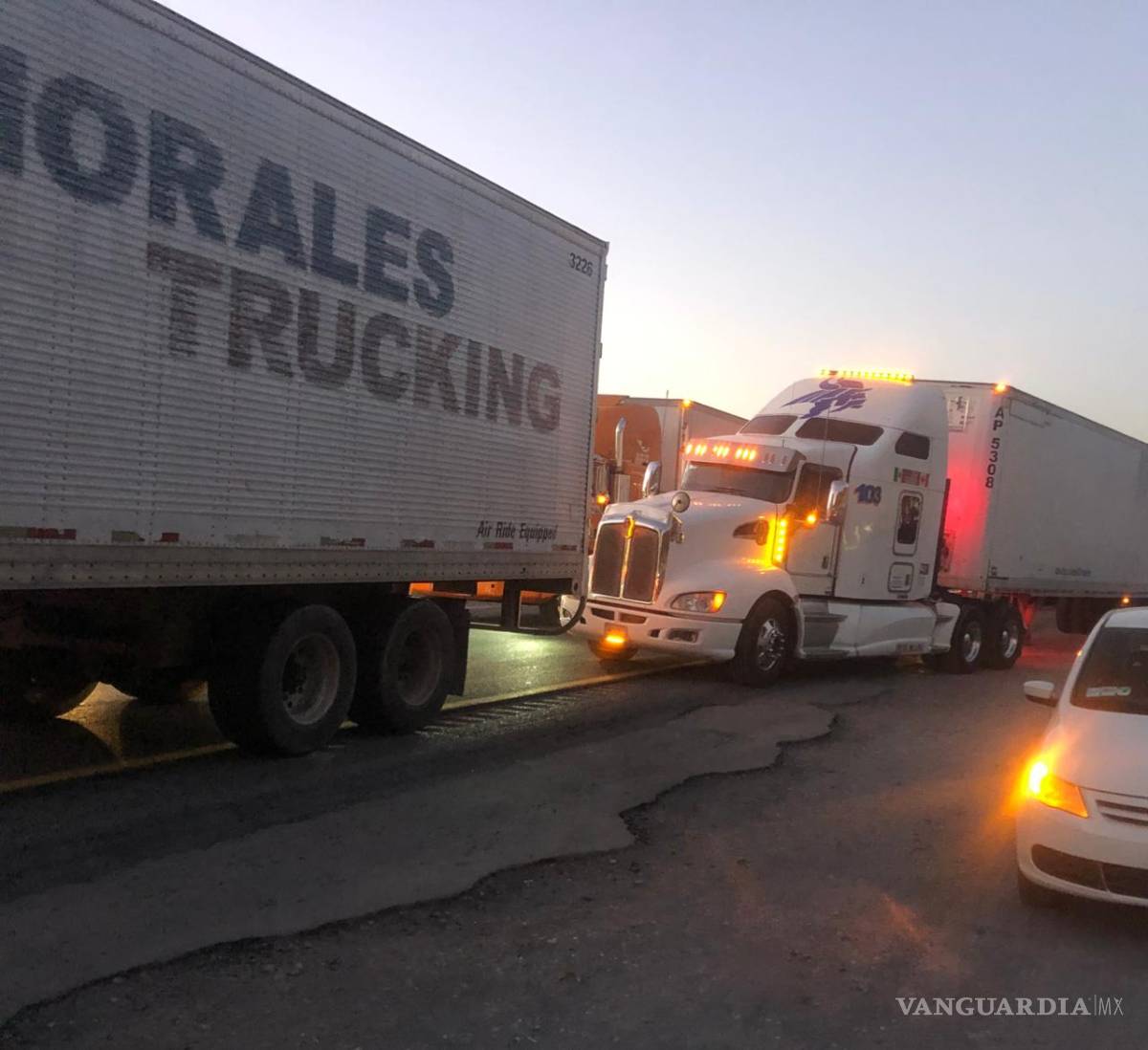 $!Choque y volcadura en Los Chorros paralizan circulación