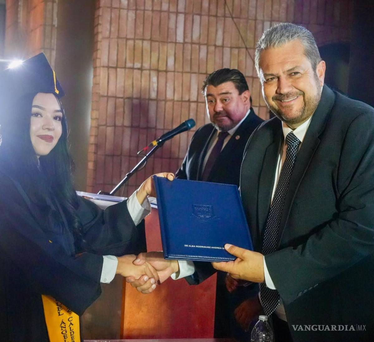 $!Cerca de 200 estudiantes recibieron sus certificados durante la ceremonia realizada en Ramos Arizpe, acompañados por autoridades educativas y municipales.