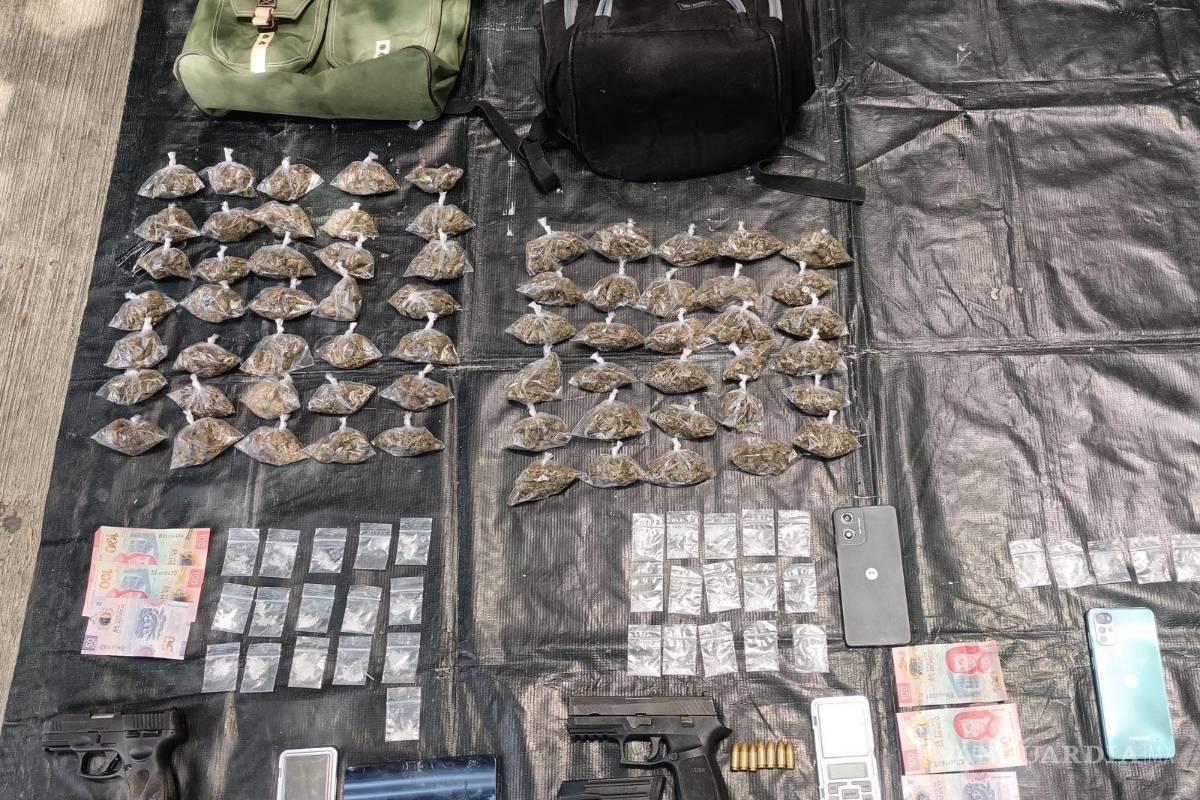 Detienen a tres adultos y un menor con más de 100 dosis de droga, en Nuevo León