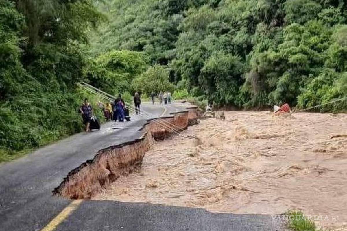 $!Huracán ‘John’ dejó daños en carreteras de Guerrero, Michoacán, Edomex y Oaxaca