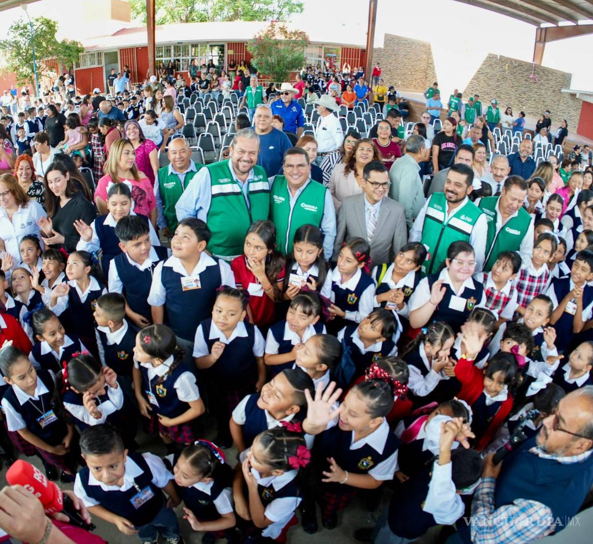 $!Autoridades municipales y estatales dieron la bienvenida a los estudiantes al ciclo escolar 2026-2027.