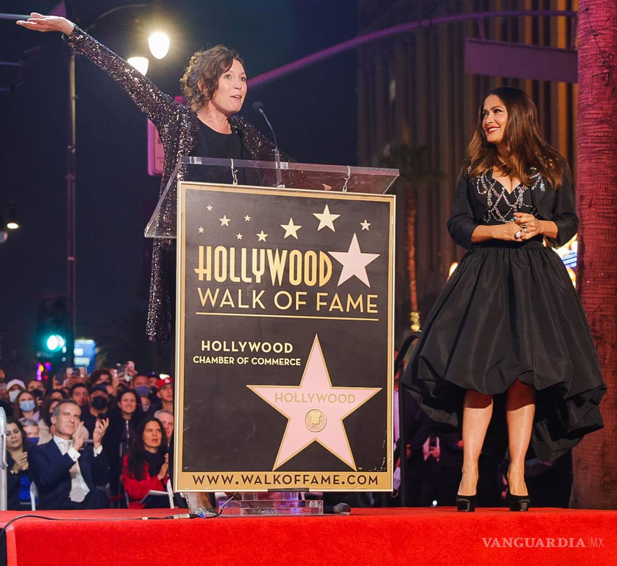 $!La vicepresidenta sénior de la Cámara de Comercio de Hollywood, Lupita Sánchez-Cornejo, pronuncia unas palabras en nombre de la actriz Salma Hayek antes de recibir la estrella en el Paseo de la Fama en Hollywood (EU). EFE/Phillip Kim