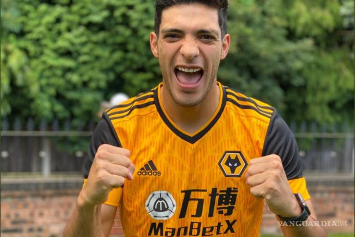 Raúl Jiménez posa con el nuevo jersey de los Wolves