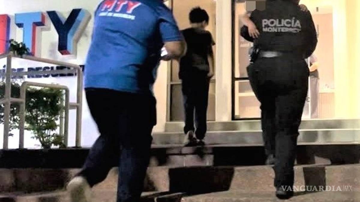 Mujer abandona a sus hijos de 3 y 10 años en estacionamiento de Monterrey