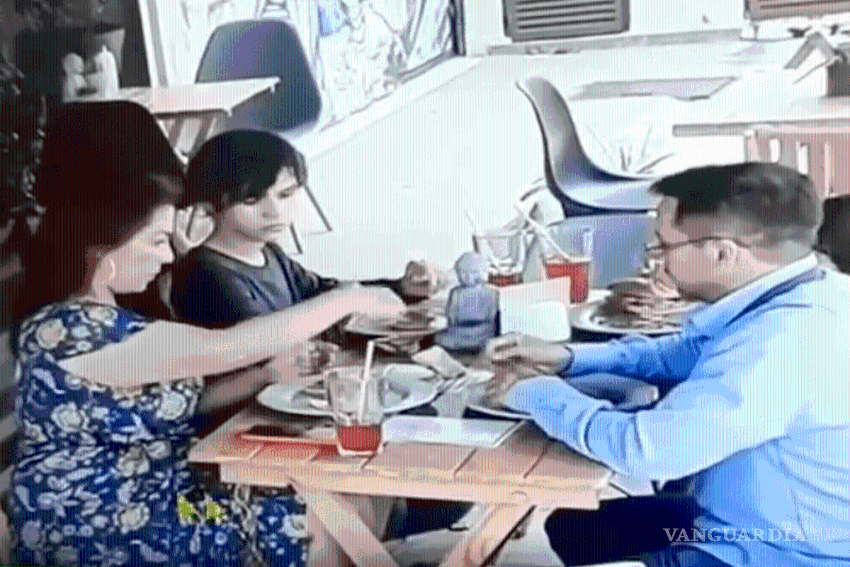 Exhiben a familia que puso cabellos en la comida para no pagar en CDMX (video)