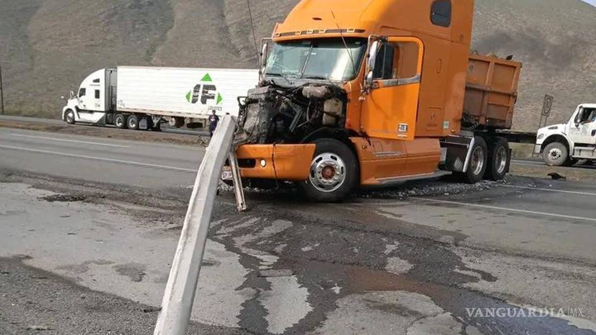 Tráiler choca contra poste y bloquea la carretera Monterrey-Saltillo