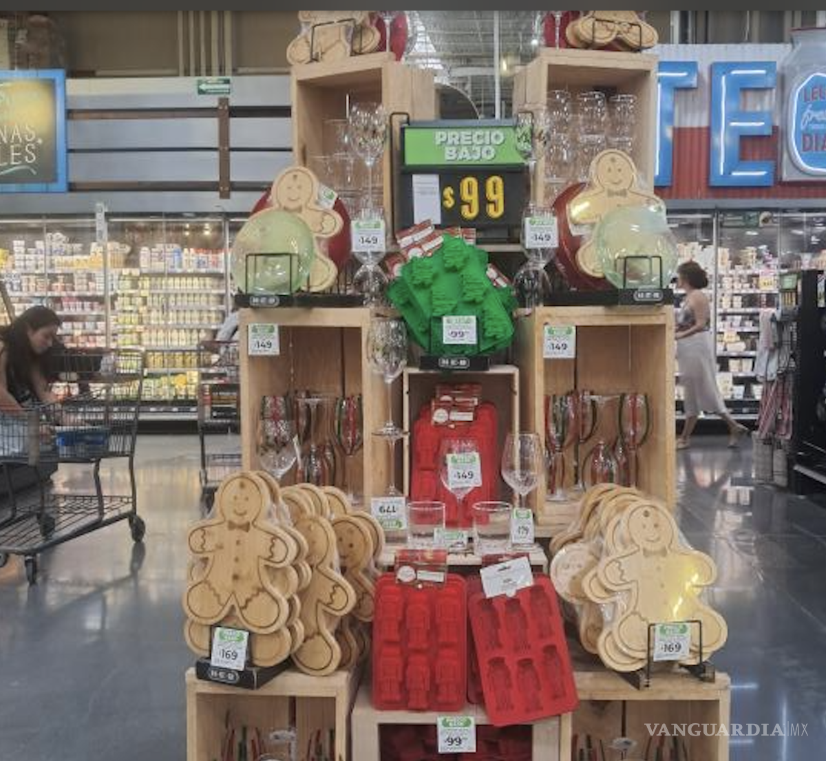 $!Y también en H-E-B San Patricio comenzaron a aparecer los primeros productos de Navidad, adelantando por varios meses la temporada de fin de año.