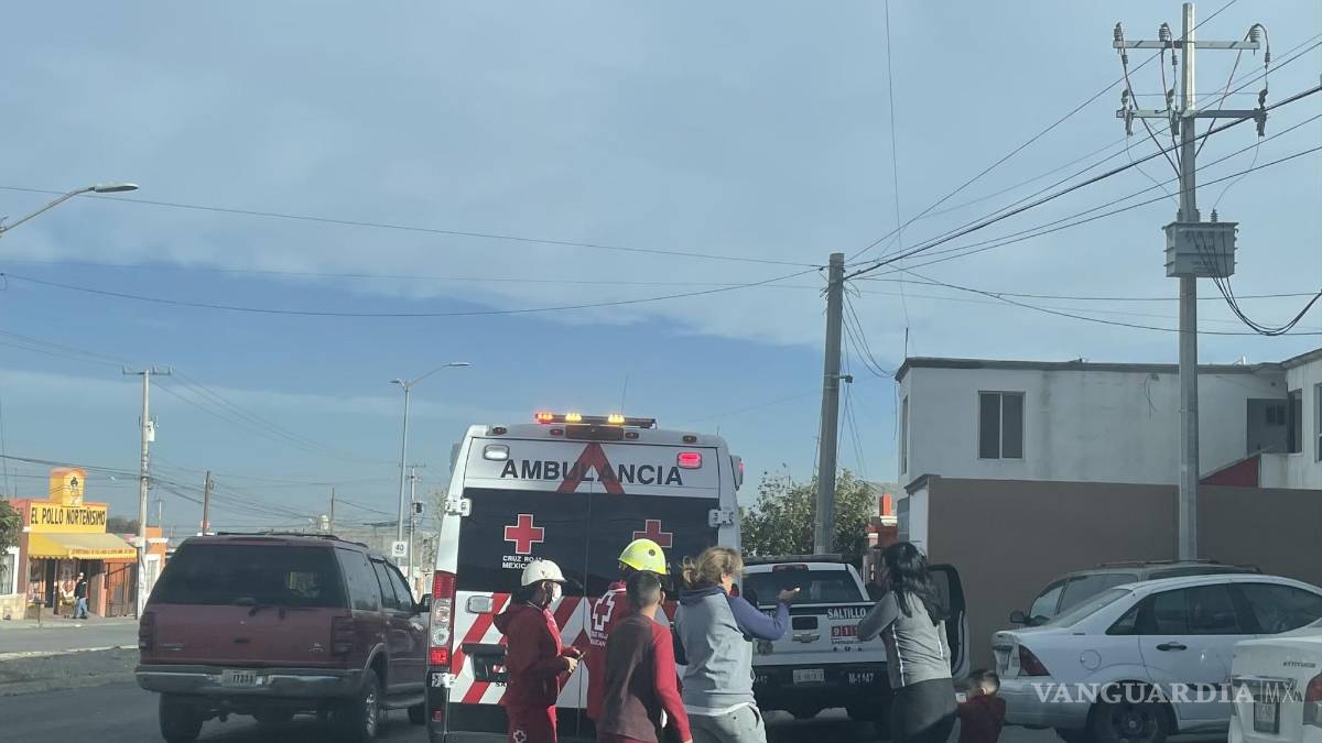 Saltillo: camioneta se queda sin frenos e impacta en farmacia; conductora y sus tres hijos resultan ilesos