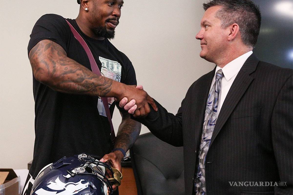 Von Miller recuperó el casco robado por periodista mexicano