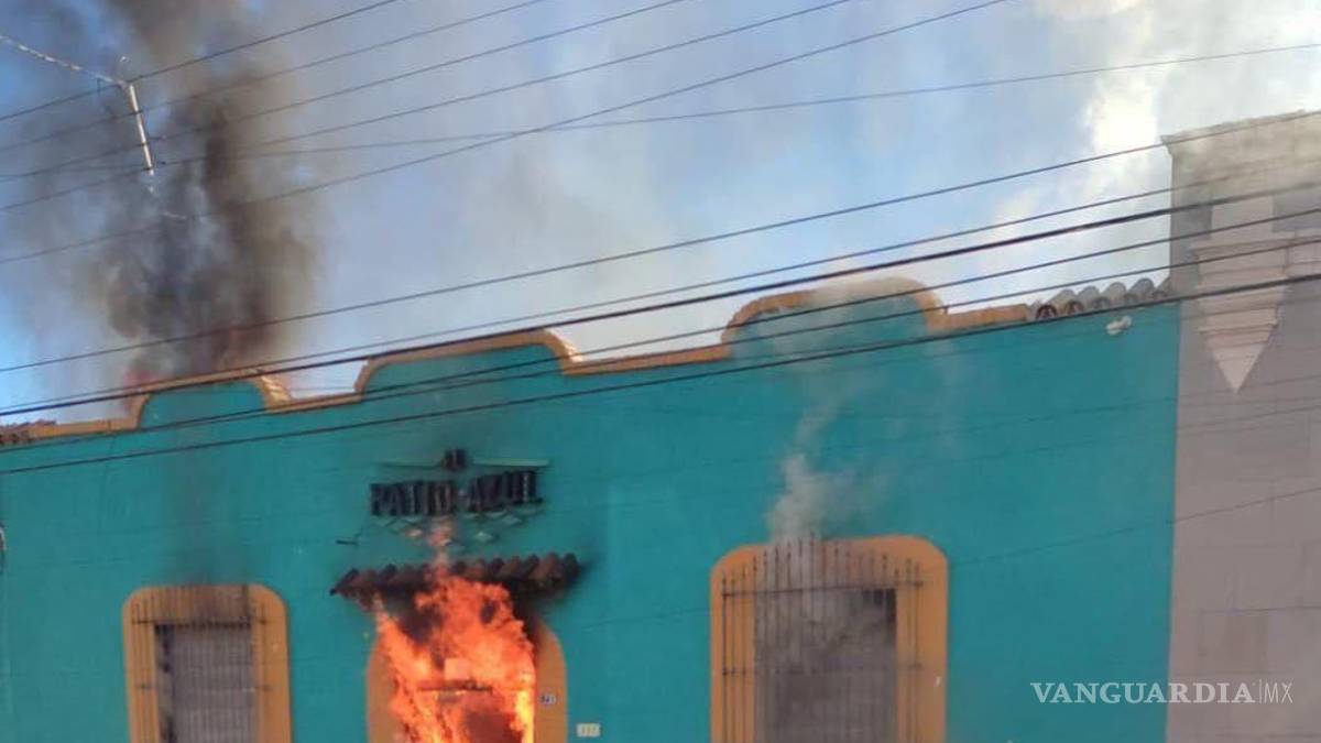 Incendio arrasa con el bar ‘Patio Azul’, en el centro de Saltillo