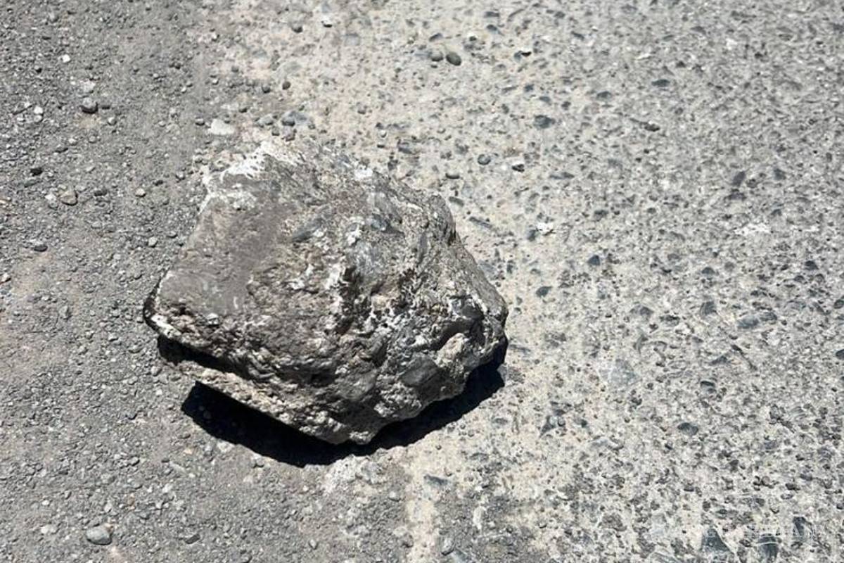 $!El pedazo de banqueta utilizado en la agresión, que causó graves heridas en la cabeza del hombre de 48 años.