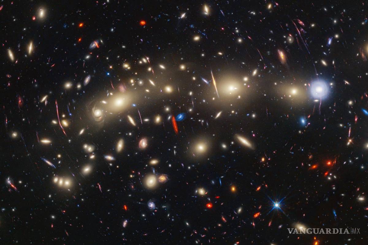 $!Una fotografía distribuida muestra el cúmulo de galaxias del árbol de Navidad.