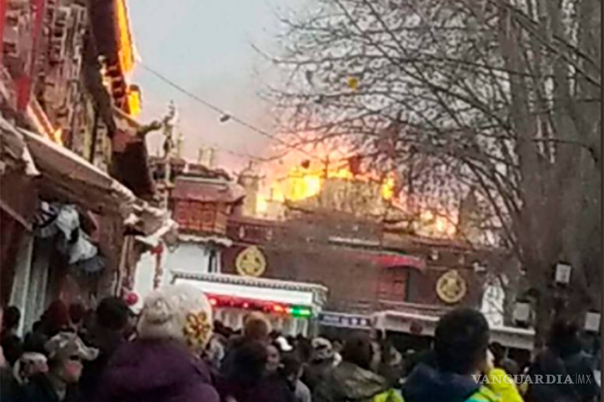 Incendio devora el mayor templo tibetano, sin víctimas