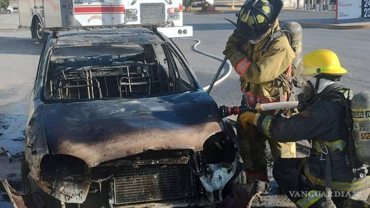 Se incendia auto cerca del Parque Industrial Ramos Arizpe