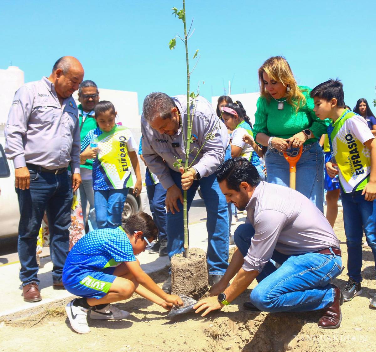 $!Funcionarios municipales participaron activamente en la reforestación, fomentando el trabajo en equipo y la conciencia ecológica.