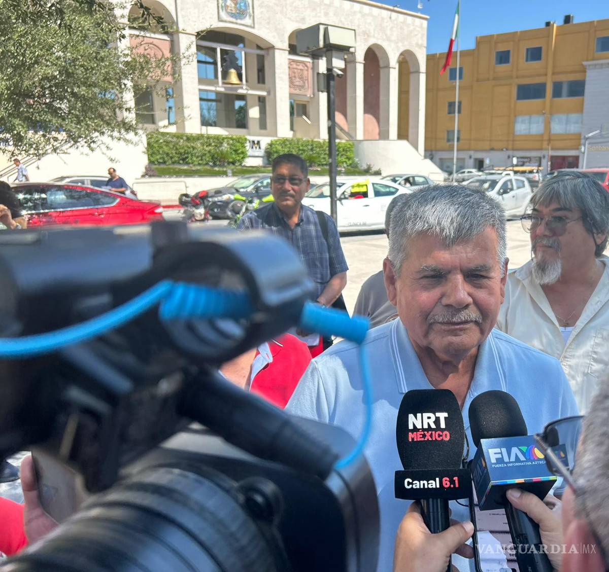 $!Monclova: Exobreros de AHMSA amagan con bloquar el Puente Internacional si no se concreta la subasta (video)