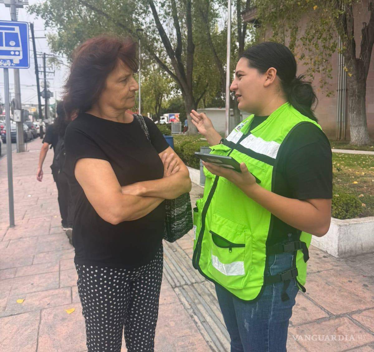 $!Trabajadores municipales explican a ciudadanos los diversos proyectos.