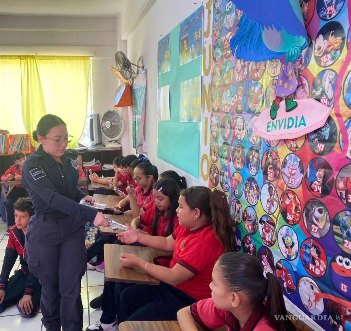 $!Alumnas de secundaria atienden las recomendaciones de seguridad digital para actuar con mayor responsabilidad en línea.